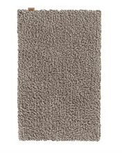UGG® Chaz 2'3 x 3'8 Shag Accent Rug in Cashew